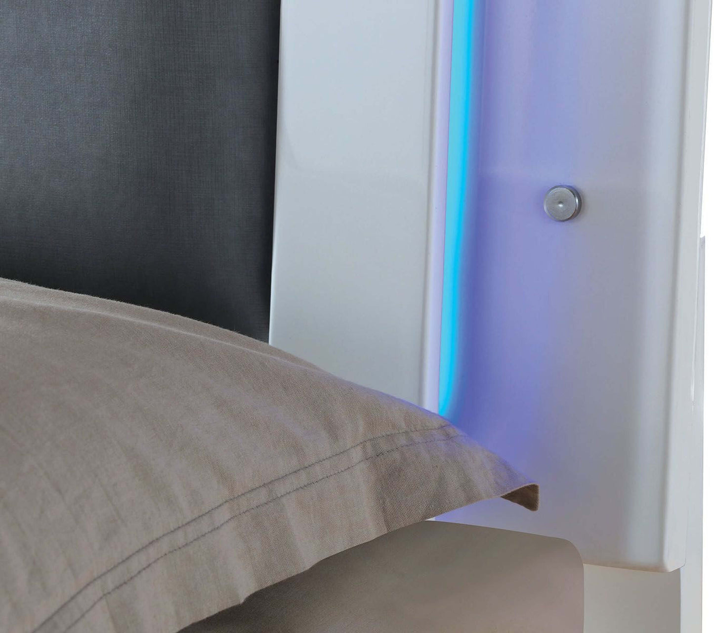 Clementine Smooth White Full Upholstered Bed