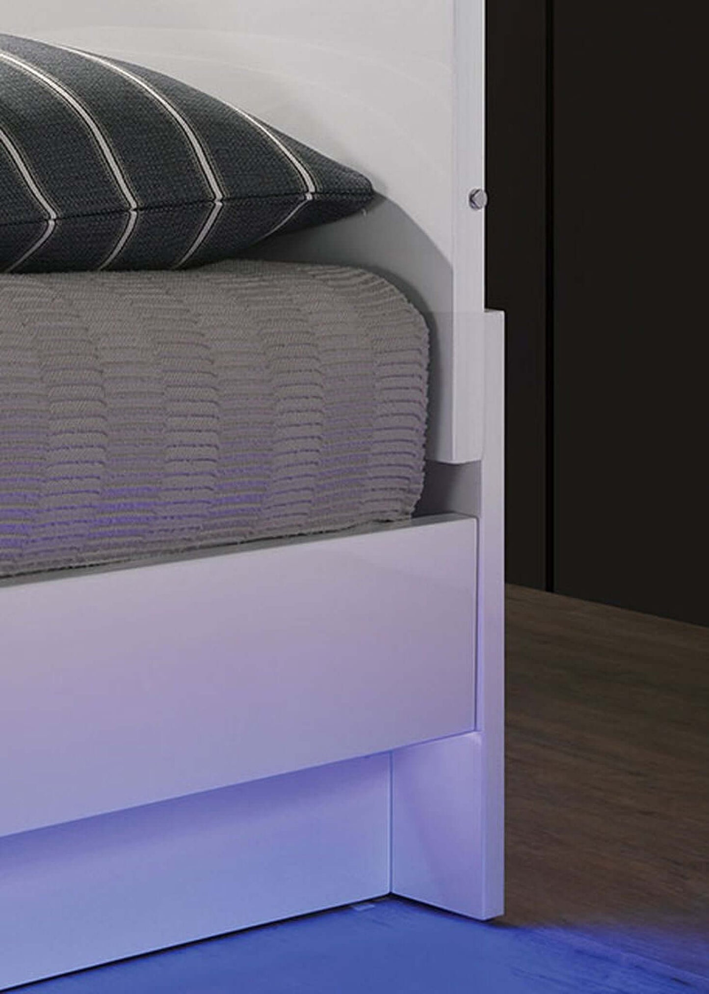 Erlach Queen Bed In White and Chrome