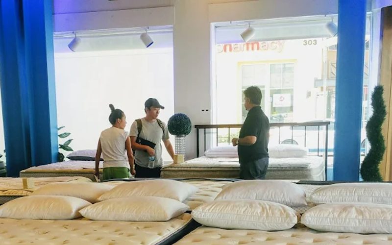 Sleep consultant helping customers find the right mattress